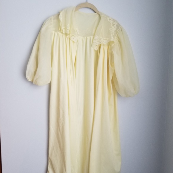 Vintage Gilbreath yellow nightgown long cape - Picture 2 of 7